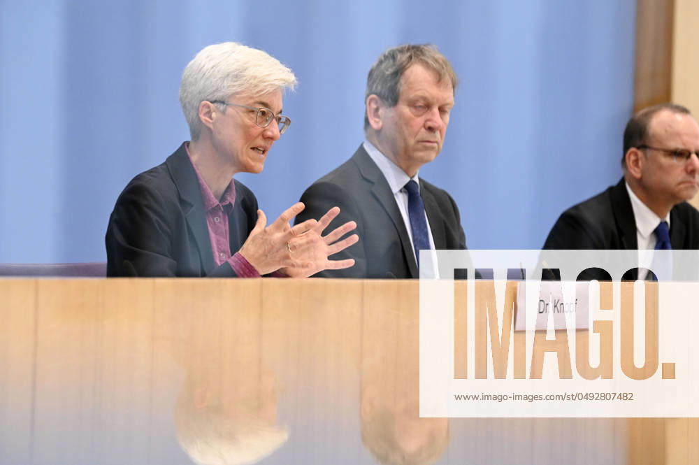 Brigitte Knopf und Hans-Martin Henning bei der Bundespressekonferenz Sondergutachten zur Prüfung der Treibhausgas-Projektionsdaten 2024 im Haus der Bundespressekonferenz. Berlin