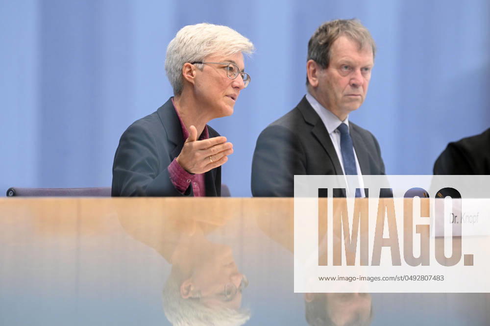 Brigitte Knopf und Hans-Martin Henning bei der Bundespressekonferenz Sondergutachten zur Prüfung der Treibhausgas-Projektionsdaten 2024 im Haus der Bundespressekonferenz. Berlin