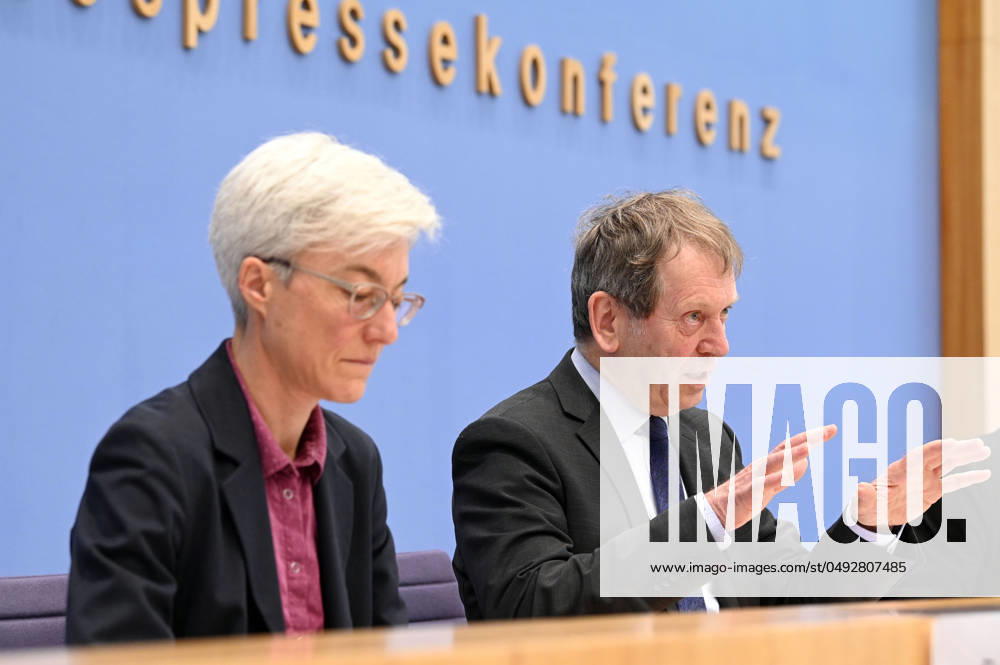 Brigitte Knopf und Hans-Martin Henning bei der Bundespressekonferenz Sondergutachten zur Prüfung der Treibhausgas-Projektionsdaten 2024 im Haus der Bundespressekonferenz. Berlin