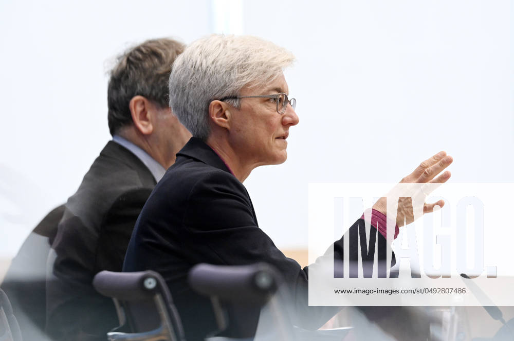 Brigitte Knopf und Hans-Martin Henning bei der Bundespressekonferenz Sondergutachten zur Prüfung der Treibhausgas-Projektionsdaten 2024 im Haus der Bundespressekonferenz. Berlin
