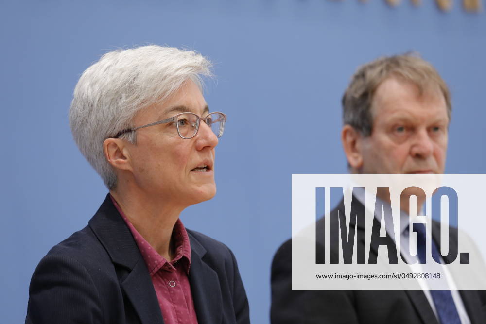 Dr. Brigitte Knopf, Stellv. Vorsitzende vom Expertenrat für Klimafragen (ERK), Direktorin von Zukunft KlimaSozial , Prof. Dr. Hans-Martin Henning, Vorsitzender vom Expertenrat für Klimafragen (ERK), Direktor Fraunhofer ISE, Deutschland, Berlin, Bundespressekonferenz, Thema: Sondergutachten zur Prüfung der Treibhausgas-Projektionsdaten 2024