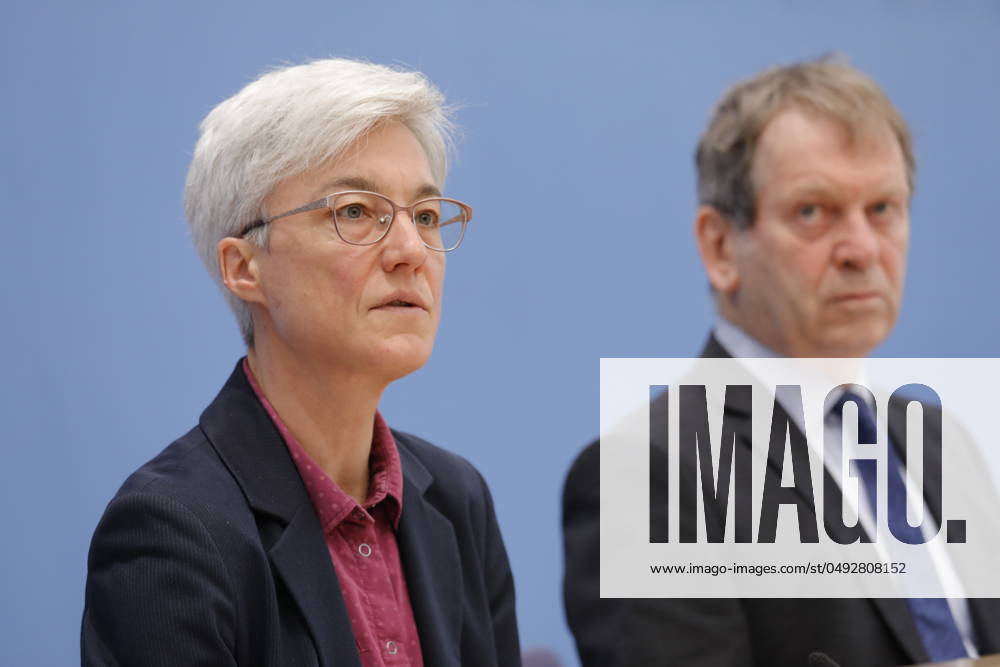 Dr. Brigitte Knopf, Stellv. Vorsitzende vom Expertenrat für Klimafragen (ERK), Direktorin von Zukunft KlimaSozial , Prof. Dr. Hans-Martin Henning, Vorsitzender vom Expertenrat für Klimafragen (ERK), Direktor Fraunhofer ISE, Deutschland, Berlin, Bundespressekonferenz, Thema: Sondergutachten zur Prüfung der Treibhausgas-Projektionsdaten 2024