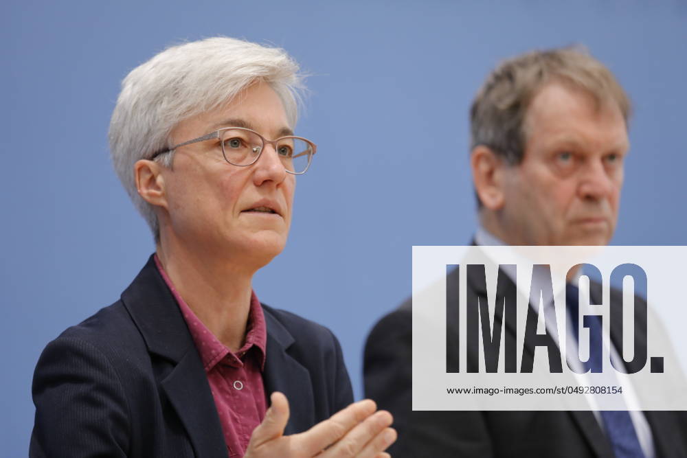 Dr. Brigitte Knopf, Stellv. Vorsitzende vom Expertenrat für Klimafragen (ERK), Direktorin von Zukunft KlimaSozial , Prof. Dr. Hans-Martin Henning, Vorsitzender vom Expertenrat für Klimafragen (ERK), Direktor Fraunhofer ISE, Deutschland, Berlin, Bundespressekonferenz, Thema: Sondergutachten zur Prüfung der Treibhausgas-Projektionsdaten 2024