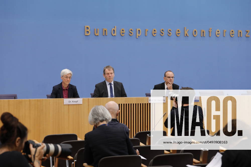 Dr. Brigitte Knopf, Stellv. Vorsitzende vom Expertenrat für Klimafragen (ERK), Direktorin von Zukunft KlimaSozial , Prof. Dr. Hans-Martin Henning, Vorsitzender vom Expertenrat für Klimafragen (ERK), Direktor Fraunhofer ISE, Deutschland, Berlin, Bundespressekonferenz, Thema: Sondergutachten zur Prüfung der Treibhausgas-Projektionsdaten 2024