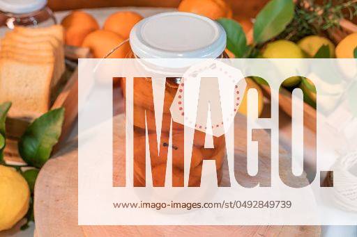 IMAGO Creative, Food, Trend, Meal Prep A mason jar filled with oranges on a wooden surface with other fruits and vegetables lying around 24674516 RECORD DATE NOT STATED