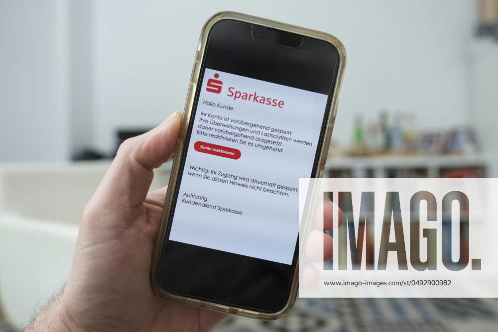 Betrügerische Phishing email auf einem Mobiltelefon die dazu auffordert ein wichtiges Update für die Banksoftware der Sparkasse durchzuführen