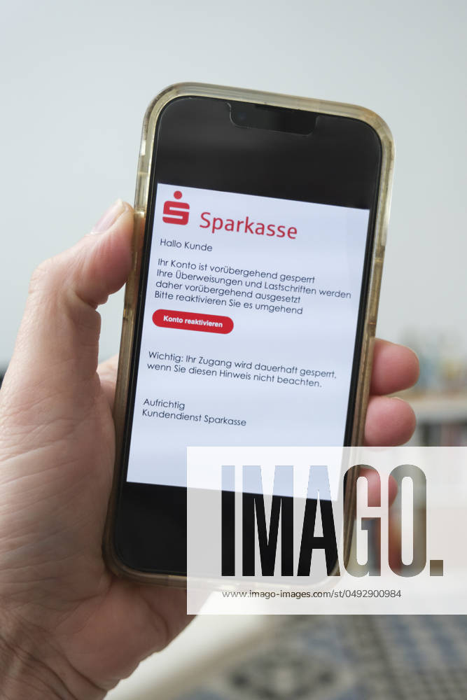 Betrügerische Phishing email auf einem Mobiltelefon die dazu auffordert ein wichtiges Update für die Banksoftware der Sparkasse durchzuführen