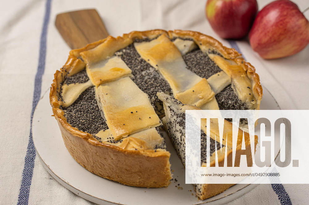 IMAGO Creative: Food, Mohn Mit KI generiert. Apfel-Mohn-Kuchen und knackige frische Äpfel