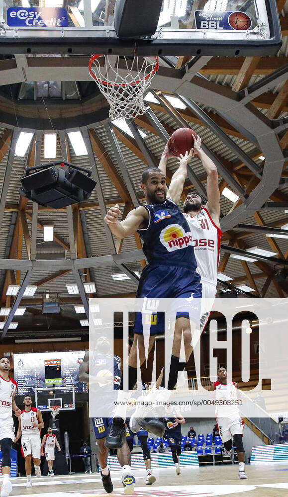 Links 06 Elias Lasisi (HAKRO Merlins Crailsheim) rechts Michele Vitali (Brose Bamberg, 31) HAKRO Crailsheim Merlins - Brose Bamberg, easyCredit Basketball Bundesliga, Saison 2020-2021, 3. Spieltag, Crailsheim, Germany, 22.11.2020, -