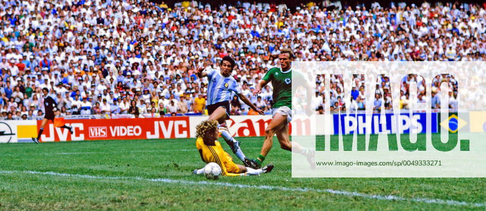Argentinien - Deutschland Mexiko, Mexiko-Stadt, 29.06.1986, Fussball, FIFA WM 1986 in Mexiko, Finale, Argentinien - DFB Deutschland (3:2): v.l. Harald Toni Schumacher (Deutschland), Jorge Burruchaga (Argentinien), Hans-Peter Briegel (Deutschland); Tor 3:2 Burruchaga.