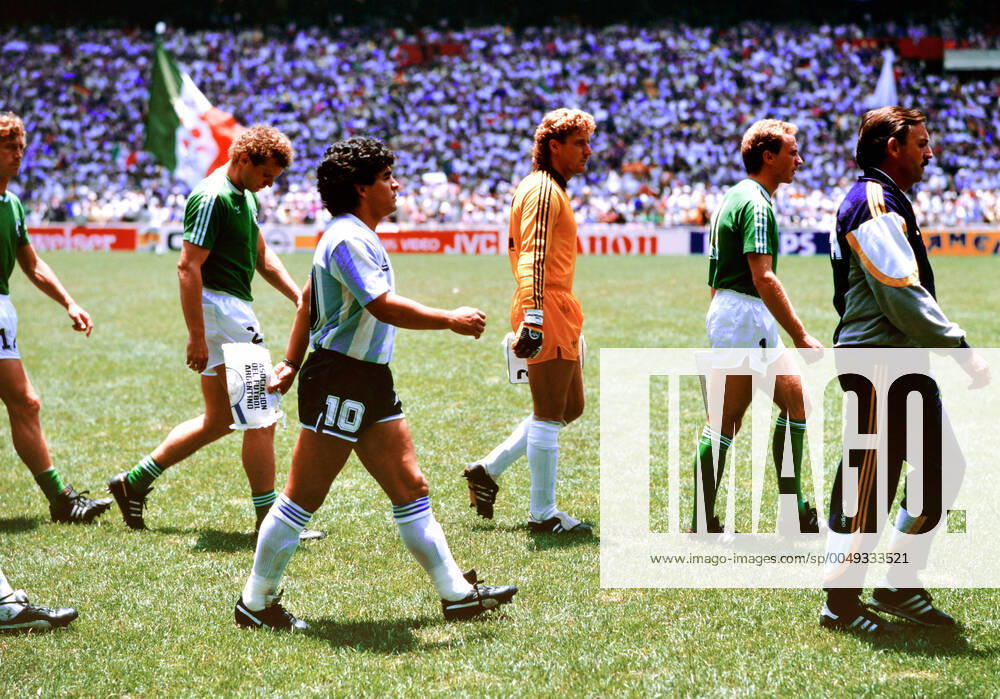 Argentinien - Deutschland Mexiko, Mexiko-Stadt, 29.06.1986, Fussball, FIFA WM 1986 in Mexiko, Finale, Argentinien - DFB Deutschland (3:2): v.l. Hans-Peter Briegel (Deutschland), Diego Maradona (Argentinien), Harald Toni Schumacher, Karl-Heinz Rummenigge (beide Deutschland).