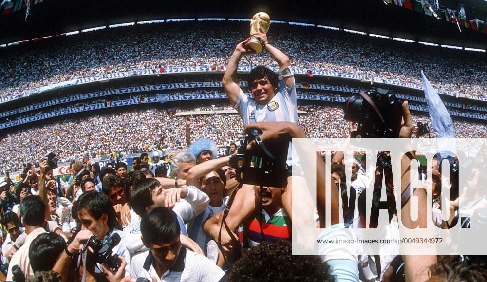 Fussball, WM 1986 in Mexiko, Finale Deutschland - Argentinien, 2:3, 29.06.1986 JUBEL Argentinien; Diego MARADONA laesst sich mit dem Pokal feiern. Neg.: 78371 FOTO: WEREK Pressebildagentur MODELxRELEASExx