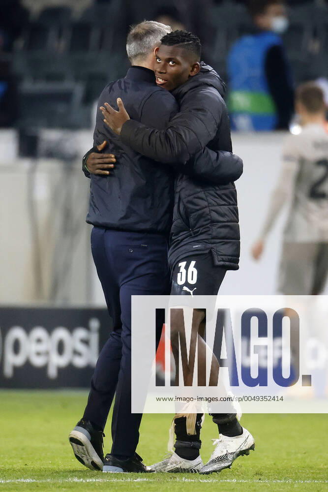 Mönchengladbach, Deutschland, UEFA Champions League,Vorrunde Gruppe B Borussia Mönchengladbach vs Shakhtar Donetsk 4-0 am 25. 11. 2020 im Borussia Park in Mönchengladbach Trainer Marco ROSE (MG) li.- umarmt Breel Donald EMBOLO (MG) re.- nach Spielschluss Gemäß den Vorgaben der UEFA ist es untersagt, in dem Stadion und oder vom Spiel angefertigte Fotoaufnahmen in Form von Sequenzbildern und oder videoähnlichen Fotostrecken zu verwerten bzw. verwerten zu lassen.