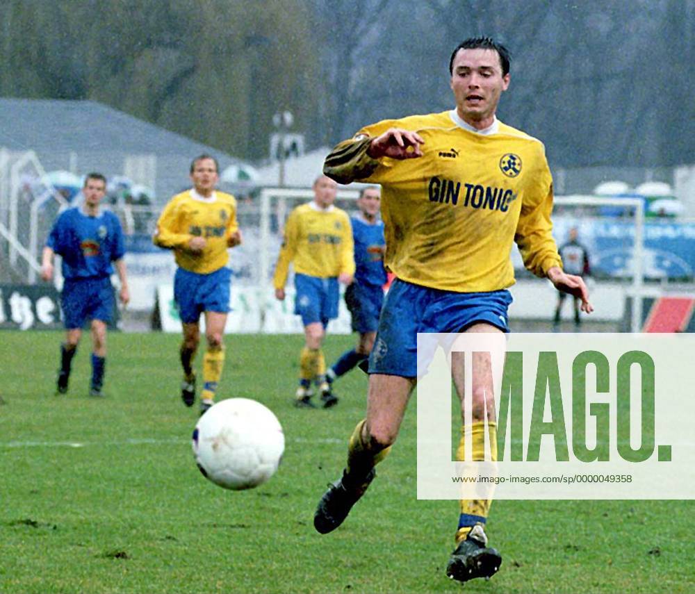 Der Stuttgarter Markus Beierle mit Ball Fußball 2. BL Herren Saison 1997 1998: FC Carl Zeiss Jena - Stuttgarter Kickers Einzelbild Ernst-Abbe-Sportfeld Jena Dynamik,