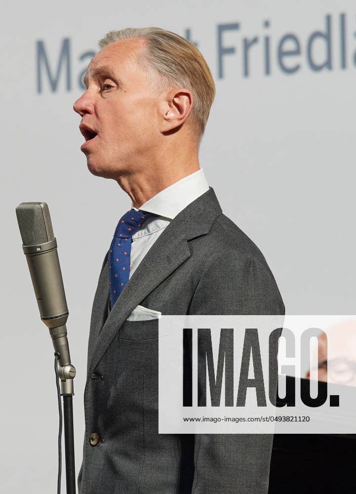 Der Saenger Max Raabe singt fuer die Preistraegerin Margot Friedlaender (Friedländer) das Lied Es wird wieder gut am 4. Juni 2024 in Berlin. Die Holocaustueberlebende Margot Friedlaender wurde mit der Mevluede-Genc-Medaille des Landes Nordrhein-Westfalen ausgezeichnet.