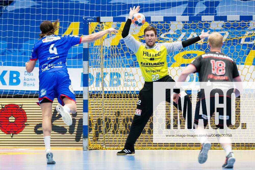 V.l. Bjarki Mar Elisson (TBV Lemgo Lippe 4), Klemen Ferlin (HC Erlangen 22), Sebastian Firnhaber (HC Erlangen 18) GER, Handball, 1. Bundesliga, TBV Lemgo Lippe gegen HC Erlangen, 28.11.2020 Lemgo