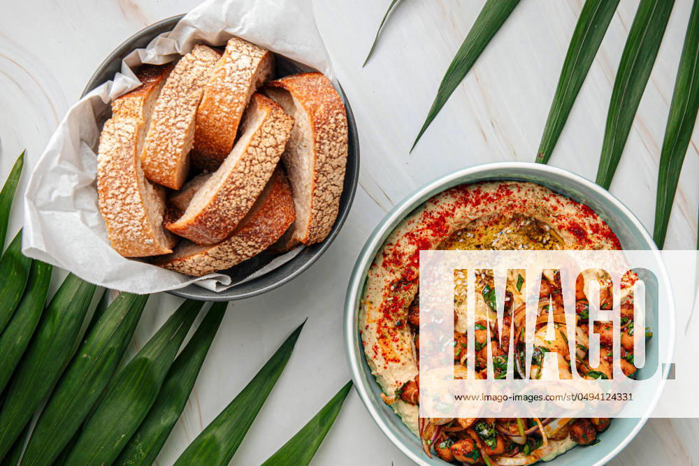 IMAGO Creative, Food, Hummus Hummus bowl with fried chickpeas and shrimp Portion of hummus bowl with fried chickpeas and shrimp