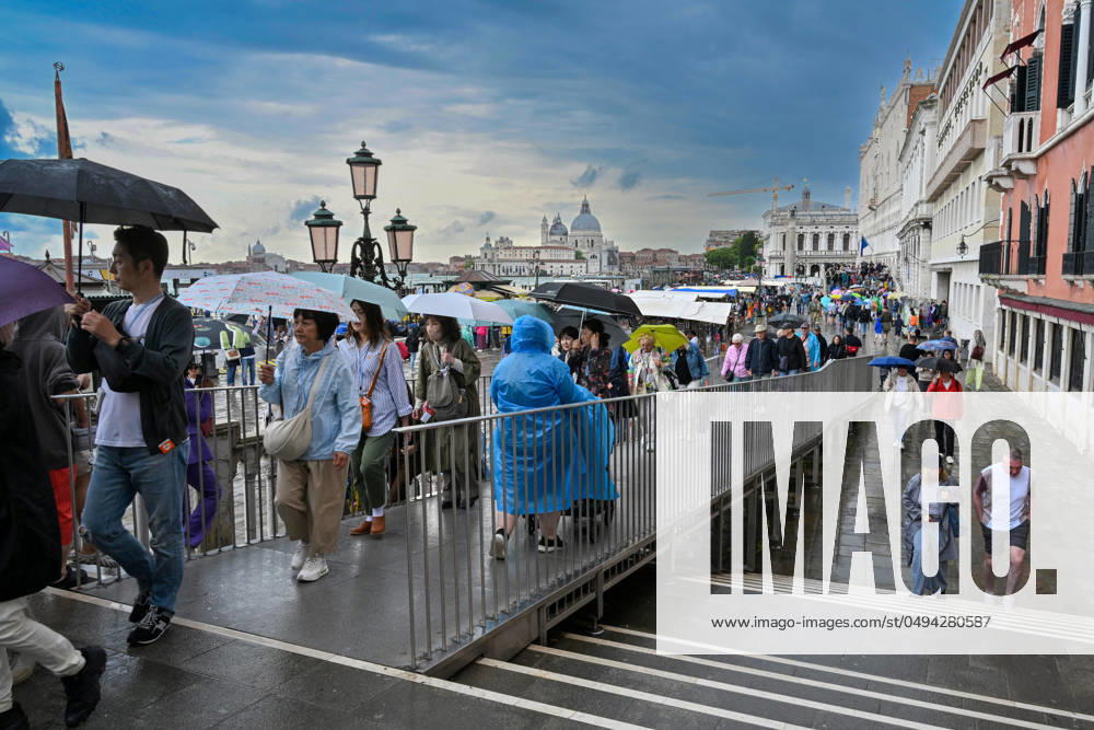 Tourismus Ferien Reisen Italien Venedig 26.05.2024, Italien, Venetien, Venedig Auf dem Weg zur Seufzerbrücke Palazzo Duale Regenschirme S. Zaccaria Anleger Copyright Eberhard Thonfeld Venedig Venetien Italien