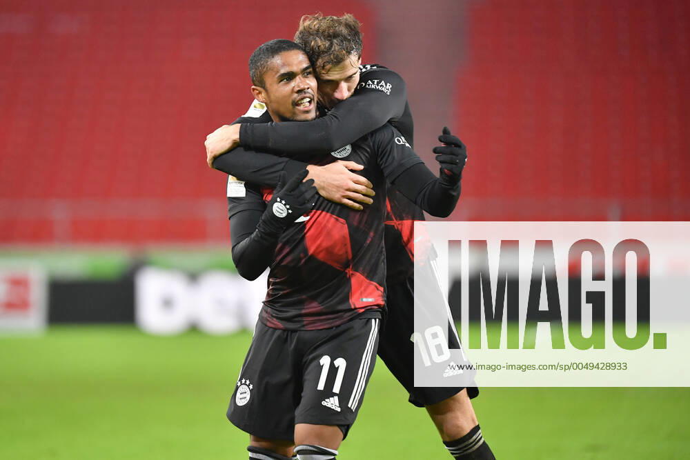 Torjubel Douglas COSTA (Bayern Muenchen) nach Tor zum 1-3 mit Leon GORETZKA (Bayern Muenchen,re), Jubel,Freude,Begeisterung, Aktion, Fussball 1. Bundesliga Saison 2020 2021, 9.Spieltag, Spieltag09, VfB Stuttgart - FC Bayern Muenchen 1-3 am 28.11.2020 in der Mercedes-Benz-Arena Stuttgart. DFL REGULATIONS PROHIBIT ANY USE OF PHOTOGRAPHS AS IMAGE SEQUENCES AND OR QUASI-VIDEO.. Nur fuer journalistische Zwecke!