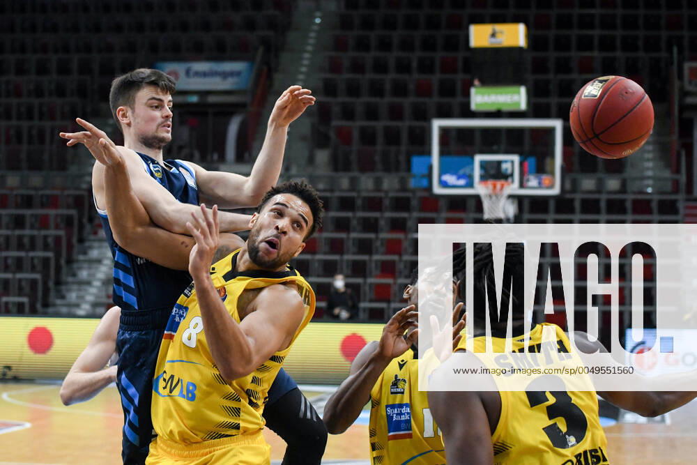 Jonas Mattisseck (ALBA Berlin) im Zweikampf mit Elias Harris (MHP Riesen Ludwigsburg), Yorman Polas Bartolo (MHP Riesen Ludwigsburg) und Jaleen Smith (MHP Riesen Ludwigsburg), GER, MHP Riesen Ludwigsburg vs. ALBA Berlin, 08.12.2020, 6. Spieltag easycredit Basketball Bundesliga, Spielzeit 2020 2021. GER, MHP Riesen Ludwigsburg vs. ALBA Berlin, 08.12.2020, 6. Spieltag easycredit Basketball Bundesliga, Spielzeit 2020 2021. Ludwigsburg