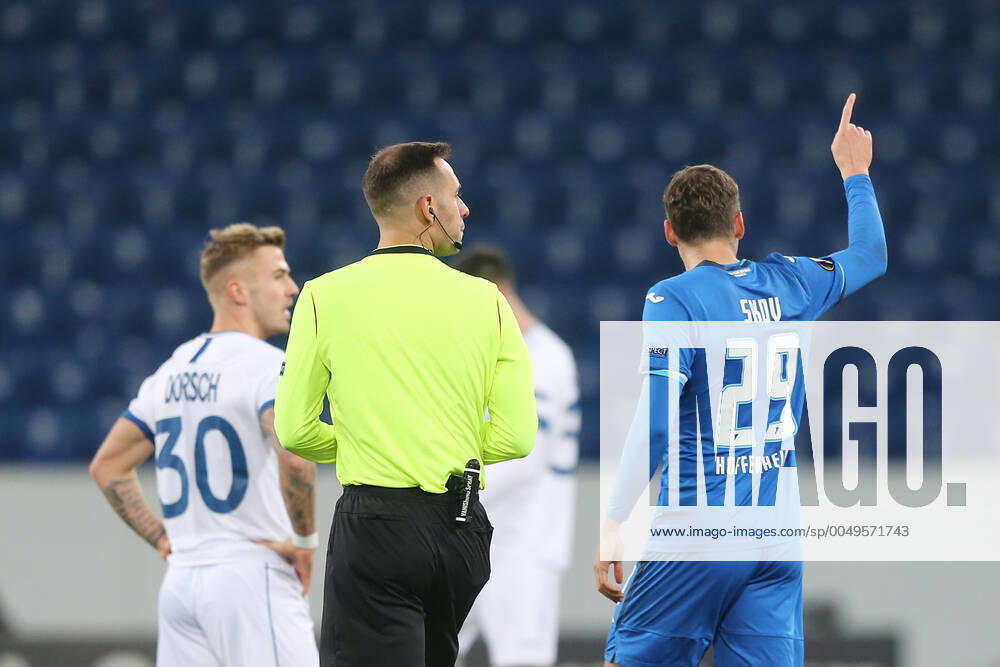 Fussball UEFA Europa League, TSG 1899 Hoffenheim - KAA Gent, v.l. Goal scored, Tor zum 2:0 Robert Skov (TSG 1899 Hoffenheim) Schiedsrichter Anastasios Papapetrouorjubel, Goal celebration, celebrate the goal, celebrates scoring Sinsheim