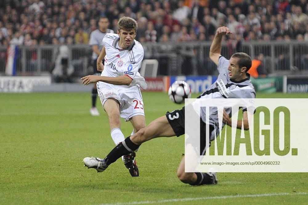 Thomas MÜLLER (Bayern, li.) gegen Giorgio CHIELLINI ( Juventus Turin). FC Bayern München - Juventus Juve Turin 0:0