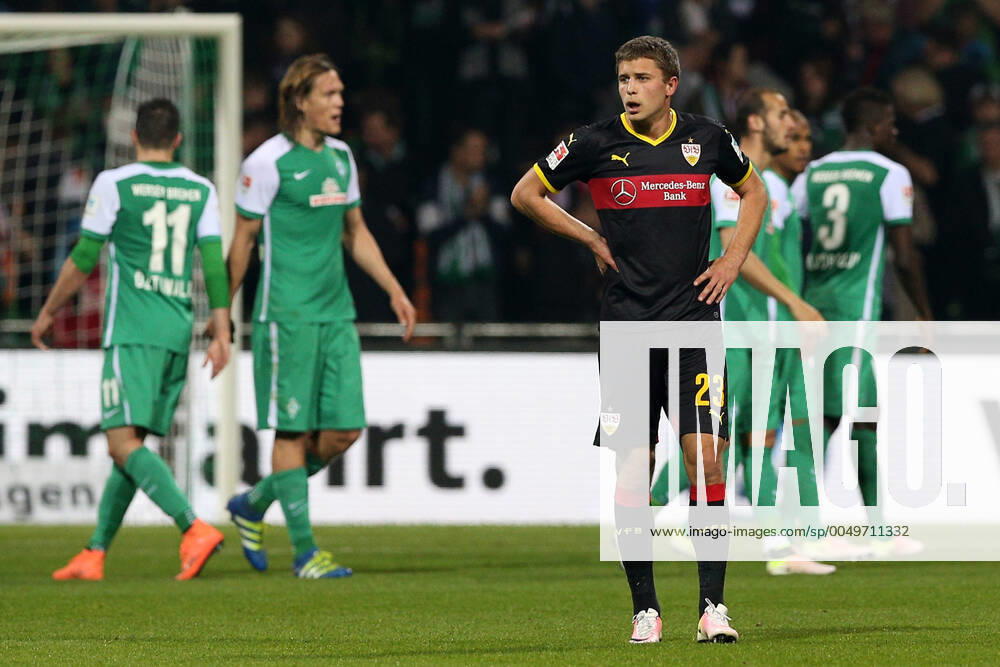 Bremen, Deutschland 02. Mai 2016: 1. BL - 15 16 - SV Werder Bremen vs. VfB Stuttgart Artem Kravets (VfB Stuttgart, 23) ist nach der Partie sichtlich unzufrieden enttäuscht enttaeuscht niedergeschlagen frustriert, im Hintergrund Bremer Schlussjubel Schlußjubel Emotion Freude . quer, querformat 1. BL - 15 16 - SV Werder Bremen vs. VfB Stuttgart