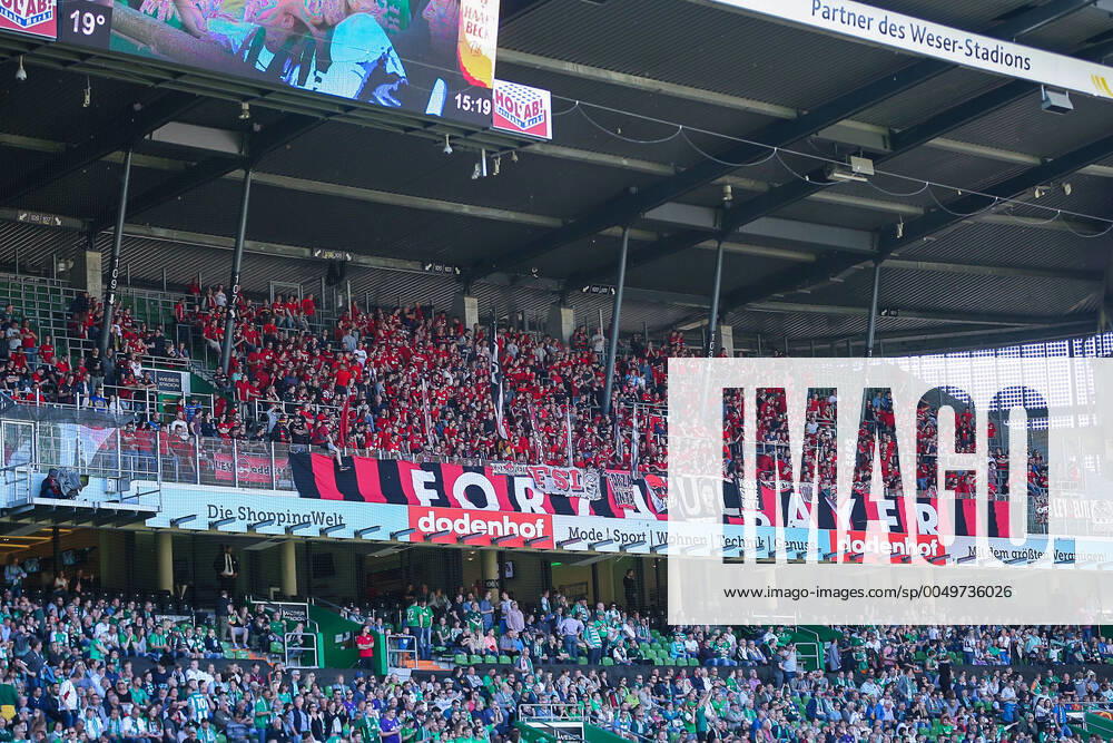 Bremen, Deutschland 05. Mai 2018: 1. BL - 17 18 - SV Werder Bremen vs. Bayer 04 Leverkusen Die Leverkusener Fans sind in Bremen alle Rot gekleidet Fankurve Fans Fanblock 1. BL - 17 18 - SV Werder Bremen vs. Bayer 04 Leverkusen
