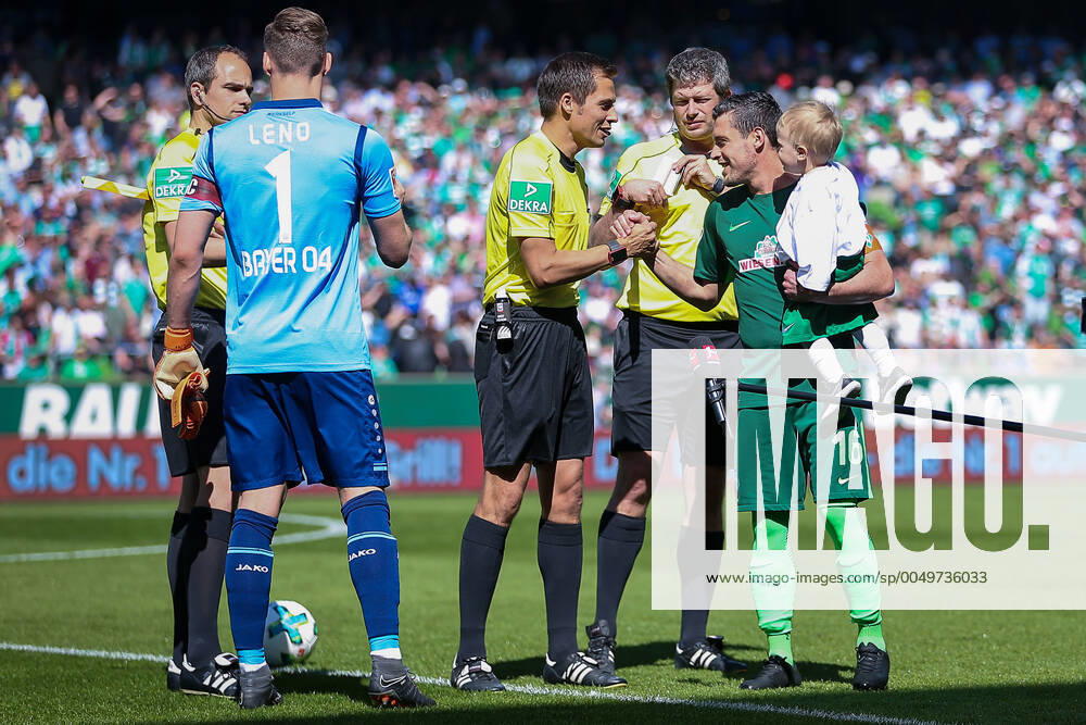 Bremen, Deutschland 05. Mai 2018: 1. BL - 17 18 - SV Werder Bremen vs. Bayer 04 Leverkusen Zlatko Junuzovic (Werder Bremen) hat sein Kind Clemens auf dem Arm bei der Platzwahl mit Torwart Torhueter Torhüter Bernd Leno (Bayer 04 Leverkusen) und Schiedsrichter Referee Robert Hartmann 1. BL - 17 18 - SV Werder Bremen vs. Bayer 04 Leverkusen