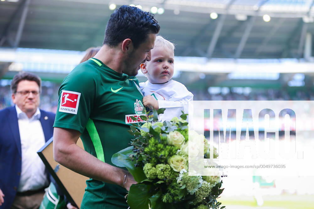Bremen, Deutschland 05. Mai 2018: 1. BL - 17 18 - SV Werder Bremen vs. Bayer 04 Leverkusen Zlatko Junuzovic (Werder Bremen) wird verabschiedet und hat sein Kind Clemens auf dem Arm 1. BL - 17 18 - SV Werder Bremen vs. Bayer 04 Leverkusen