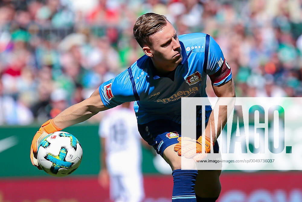 Bremen, Deutschland 05. Mai 2018: 1. BL - 17 18 - SV Werder Bremen vs. Bayer 04 Leverkusen Torwart Torhueter Torhüter Bernd Leno (Bayer 04 Leverkusen) Aktion . Einzelbild . mit Ball 1. BL - 17 18 - SV Werder Bremen vs. Bayer 04 Leverkusen