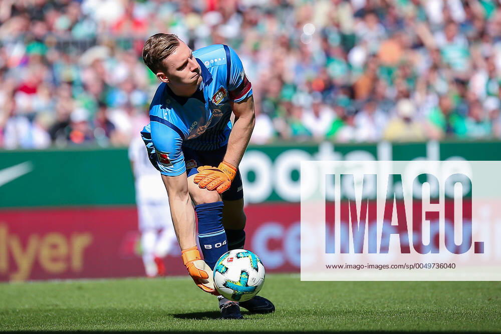Bremen, Deutschland 05. Mai 2018: 1. BL - 17 18 - SV Werder Bremen vs. Bayer 04 Leverkusen Torwart Torhueter Torhüter Bernd Leno (Bayer 04 Leverkusen) mit Ball Aktion . Einzelbild . Freisteller . 1. BL - 17 18 - SV Werder Bremen vs. Bayer 04 Leverkusen