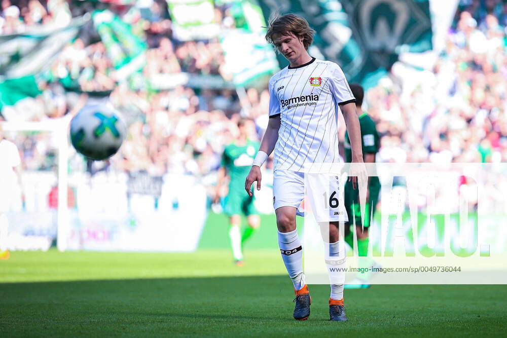 Bremen, Deutschland 05. Mai 2018: 1. BL - 17 18 - SV Werder Bremen vs. Bayer 04 Leverkusen Tin Jedvaj (Bayer 04 Leverkusen) unzufrieden enttäuscht enttaeuscht niedergeschlagen frustriert, Aktion . Einzelbild . Freisteller . 1. BL - 17 18 - SV Werder Bremen vs. Bayer 04 Leverkusen