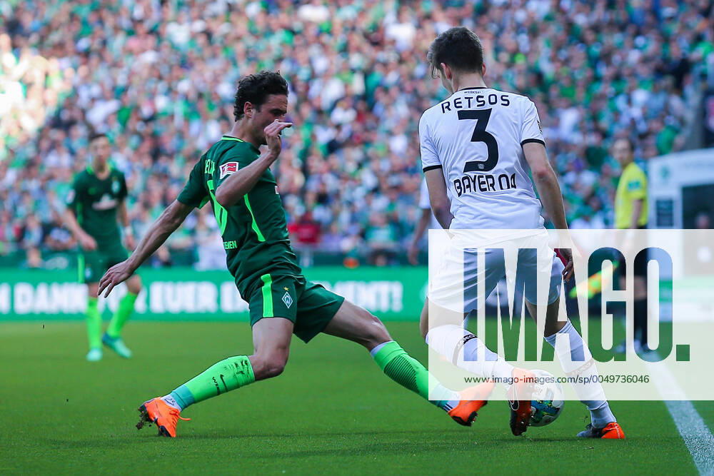 Bremen, Deutschland 05. Mai 2018: 1. BL - 17 18 - SV Werder Bremen vs. Bayer 04 Leverkusen v. li. im Zweikampf Thomas Delaney (Werder Bremen) und Panagiotis Retsos (Bayer 04 Leverkusen) 1. BL - 17 18 - SV Werder Bremen vs. Bayer 04 Leverkusen