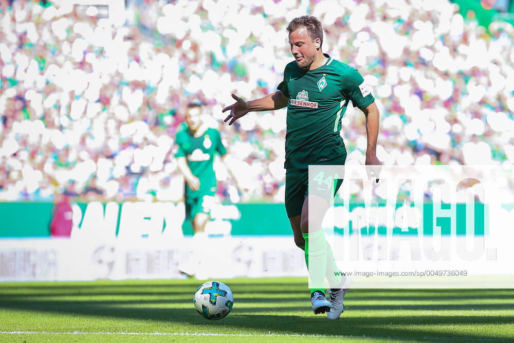Bremen, Deutschland 05. Mai 2018: 1. BL - 17 18 - SV Werder Bremen vs. Bayer 04 Leverkusen Philipp Bargfrede (Werder Bremen) mit Ball Aktion . Einzelbild . Freisteller . 1. BL - 17 18 - SV Werder Bremen vs. Bayer 04 Leverkusen