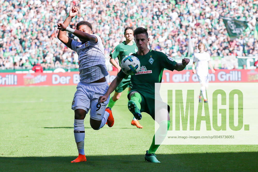 Bremen, Deutschland 05. Mai 2018: 1. BL - 17 18 - SV Werder Bremen vs. Bayer 04 Leverkusen v. li. im Zweikampf Leon Bailey (Bayer 04 Leverkusen) und Marco Friedl (Werder Bremen) 1. BL - 17 18 - SV Werder Bremen vs. Bayer 04 Leverkusen