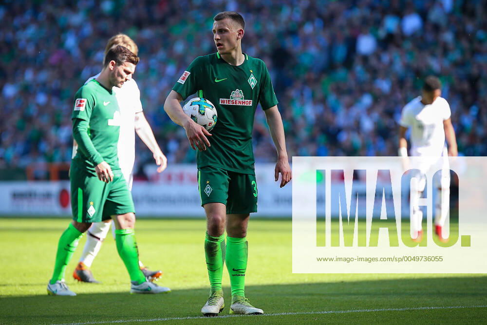 Bremen, Deutschland 05. Mai 2018: 1. BL - 17 18 - SV Werder Bremen vs. Bayer 04 Leverkusen Maximilian Eggestein (Werder Bremen) unzufrieden enttäuscht enttaeuscht niedergeschlagen frustriert, 1. BL - 17 18 - SV Werder Bremen vs. Bayer 04 Leverkusen