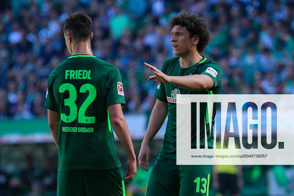 Bremen, Deutschland 05. Mai 2018: 1. BL - 17 18 - SV Werder Bremen vs. Bayer 04 Leverkusen v.li. Marco Friedl (Werder Bremen) und Milos Veljikovic (Werder Bremen) Gestik Geste gestikuliert 1. BL - 17 18 - SV Werder Bremen vs. Bayer 04 Leverkusen