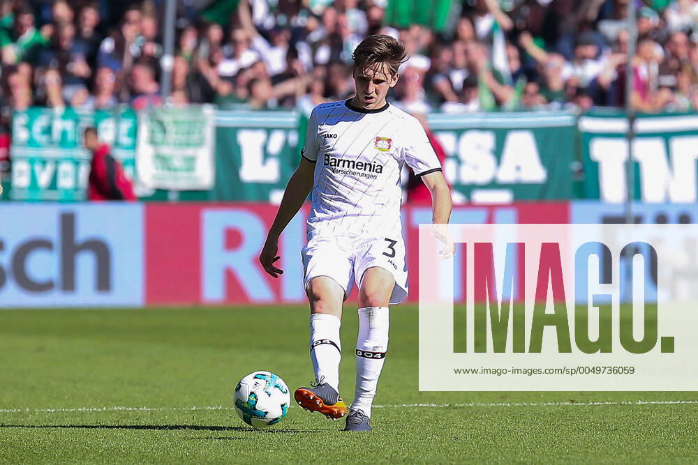 Bremen, Deutschland 05. Mai 2018: 1. BL - 17 18 - SV Werder Bremen vs. Bayer 04 Leverkusen Panagiotis Retsos (Bayer 04 Leverkusen) mit Ball Aktion . Einzelbild . Freisteller . 1. BL - 17 18 - SV Werder Bremen vs. Bayer 04 Leverkusen
