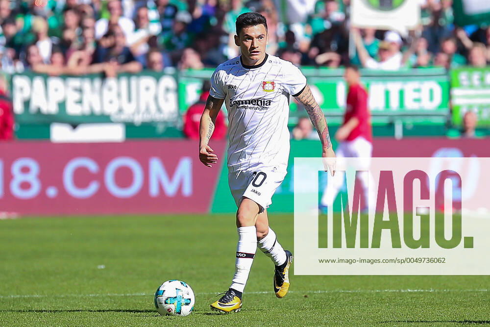 Bremen, Deutschland 05. Mai 2018: 1. BL - 17 18 - SV Werder Bremen vs. Bayer 04 Leverkusen Charles Aranguiz (Bayer 04 Leverkusen) mit Ball Aktion . Einzelbild . Freisteller . 1. BL - 17 18 - SV Werder Bremen vs. Bayer 04 Leverkusen