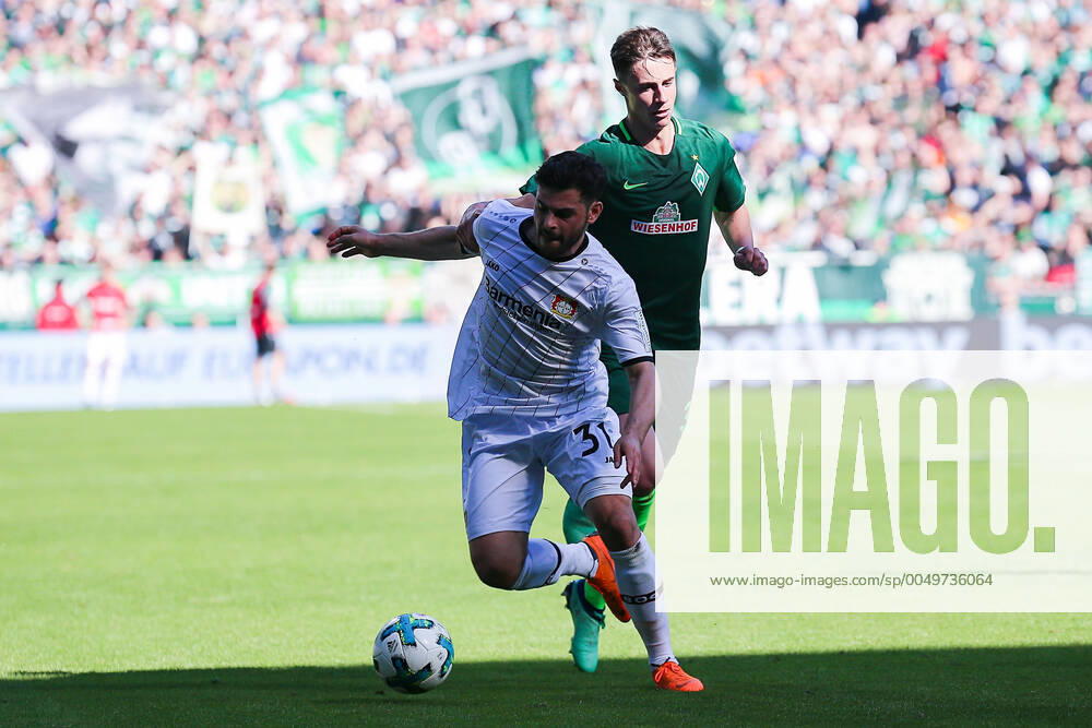 Bremen, Deutschland 05. Mai 2018: 1. BL - 17 18 - SV Werder Bremen vs. Bayer 04 Leverkusen v. li. im Zweikampf Kevin Volland (Bayer 04 Leverkusen) und Marco Friedl (Werder Bremen) 1. BL - 17 18 - SV Werder Bremen vs. Bayer 04 Leverkusen