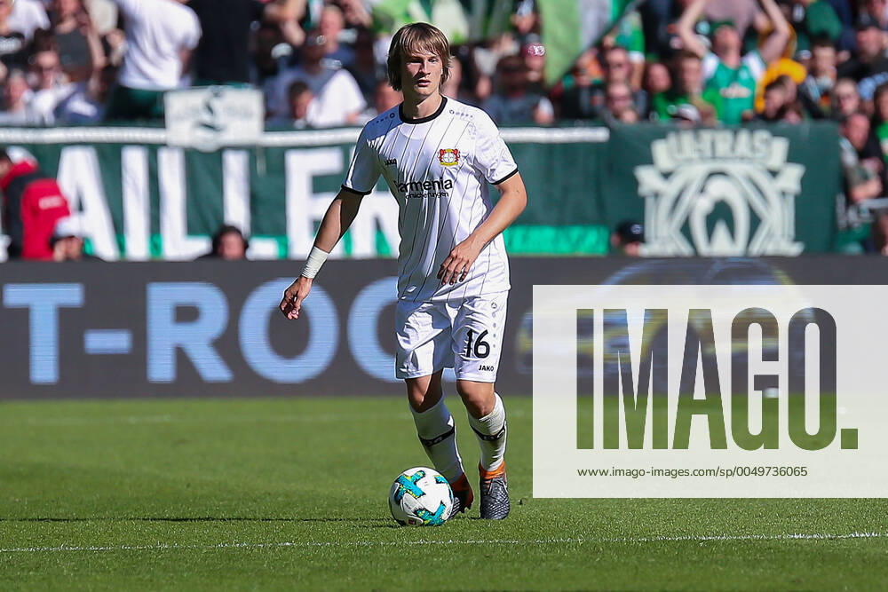 Bremen, Deutschland 05. Mai 2018: 1. BL - 17 18 - SV Werder Bremen vs. Bayer 04 Leverkusen Tin Jedvaj (Bayer 04 Leverkusen) mit Ball Aktion . Einzelbild . Freisteller . 1. BL - 17 18 - SV Werder Bremen vs. Bayer 04 Leverkusen