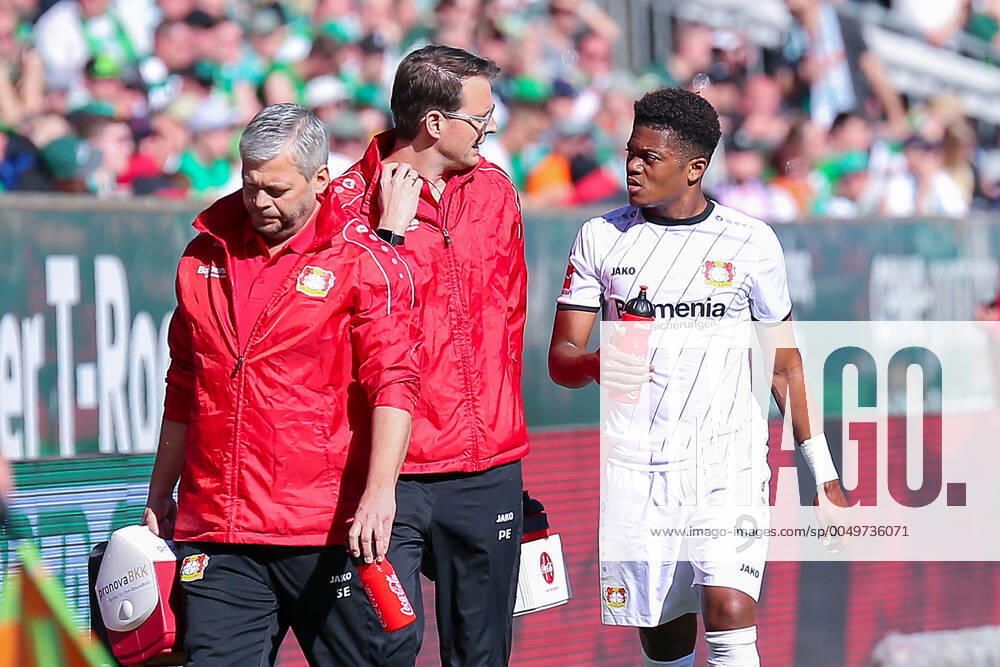 Bremen, Deutschland 05. Mai 2018: 1. BL - 17 18 - SV Werder Bremen vs. Bayer 04 Leverkusen Leon Bailey (Bayer 04 Leverkusen) Verletzt Verletzung Schmerzen wird ausgewechselt 1. BL - 17 18 - SV Werder Bremen vs. Bayer 04 Leverkusen