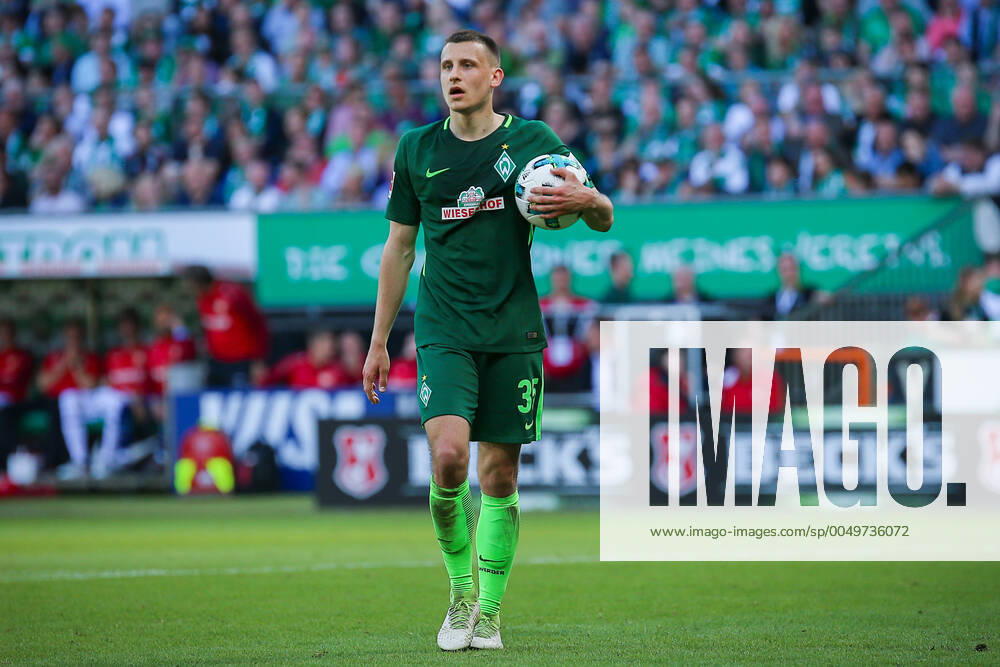 Bremen, Deutschland 05. Mai 2018: 1. BL - 17 18 - SV Werder Bremen vs. Bayer 04 Leverkusen Maximilian Eggestein (Werder Bremen) unzufrieden enttäuscht enttaeuscht niedergeschlagen frustriert, mit Ball Aktion . Einzelbild . Freisteller . 1. BL - 17 18 - SV Werder Bremen vs. Bayer 04 Leverkusen
