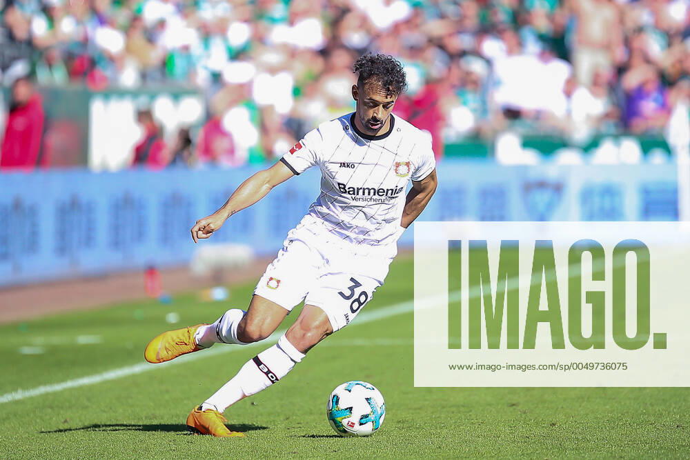Bremen, Deutschland 05. Mai 2018: 1. BL - 17 18 - SV Werder Bremen vs. Bayer 04 Leverkusen Karim Bellarabi (Bayer 04 Leverkusen) mit Ball Aktion . Einzelbild . Freisteller . 1. BL - 17 18 - SV Werder Bremen vs. Bayer 04 Leverkusen
