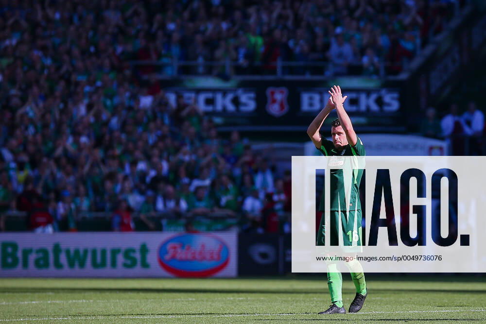 Bremen, Deutschland 05. Mai 2018: 1. BL - 17 18 - SV Werder Bremen vs. Bayer 04 Leverkusen Zlatko Junuzovic (Werder Bremen) verabschiedet sich von den Fans bei seiner Auswechslung 1. BL - 17 18 - SV Werder Bremen vs. Bayer 04 Leverkusen