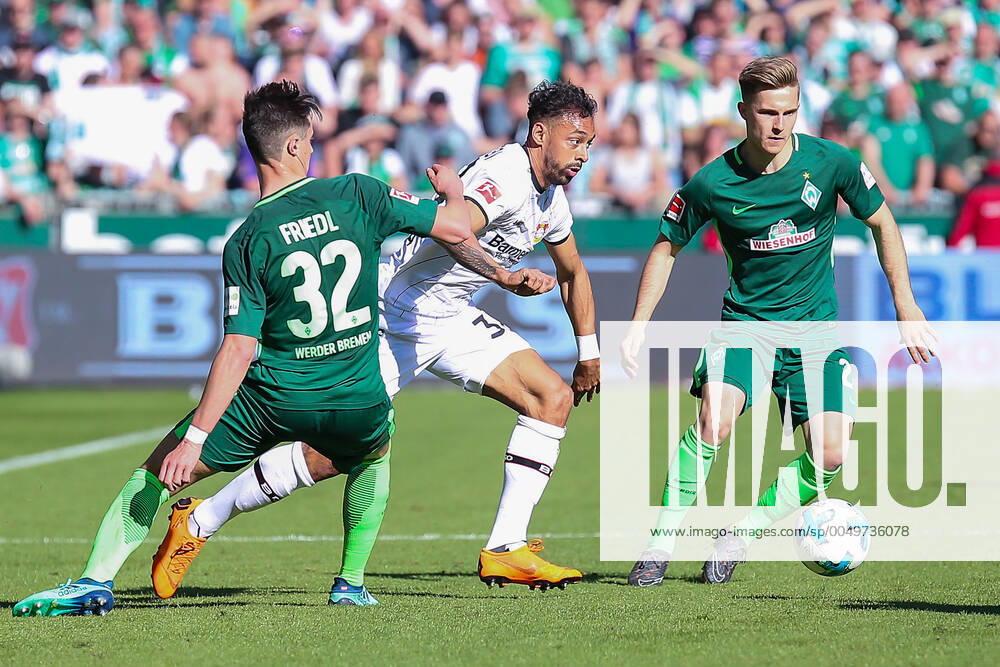Bremen, Deutschland 05. Mai 2018: 1. BL - 17 18 - SV Werder Bremen vs. Bayer 04 Leverkusen v. li. im Zweikampf Marco Friedl (Werder Bremen), Karim Bellarabi (Bayer 04 Leverkusen) und Johannes Eggestein (Werder Bremen) 1. BL - 17 18 - SV Werder Bremen vs. Bayer 04 Leverkusen