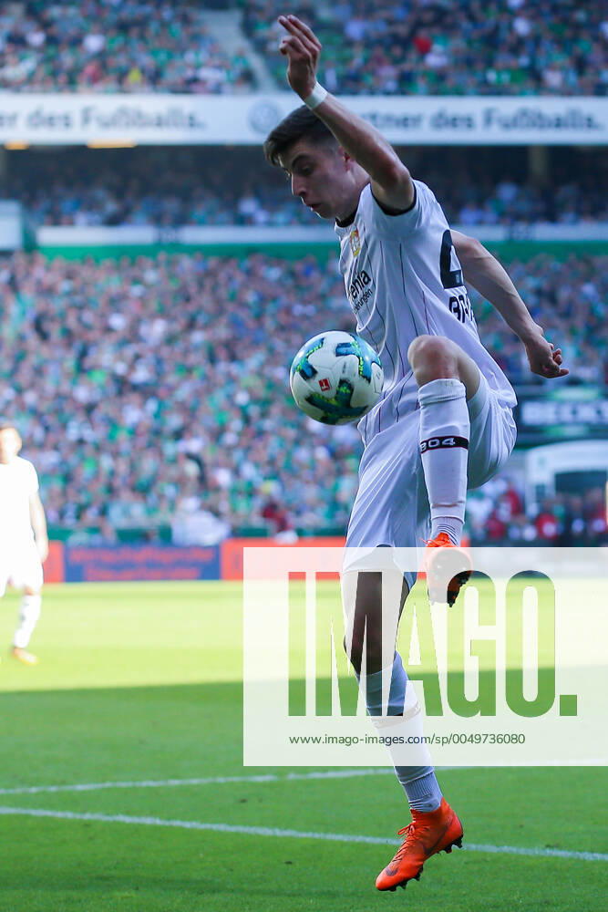 Bremen, Deutschland 05. Mai 2018: 1. BL - 17 18 - SV Werder Bremen vs. Bayer 04 Leverkusen Kai Havertz (Bayer 04 Leverkusen) mit Ball Aktion . Einzelbild . Freisteller .hoch, hochformat 1. BL - 17 18 - SV Werder Bremen vs. Bayer 04 Leverkusen
