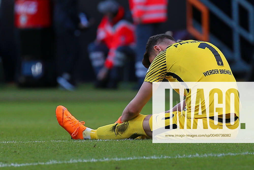 Bremen, Deutschland 05. Mai 2018: 1. BL - 17 18 - SV Werder Bremen vs. Bayer 04 Leverkusen Torwart Torhueter Torhüter Jiri Pavlenka (Werder Bremen) unzufrieden enttäuscht enttaeuscht niedergeschlagen frustriert, 1. BL - 17 18 - SV Werder Bremen vs. Bayer 04 Leverkusen