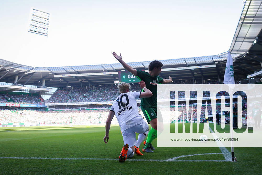 Bremen, Deutschland 05. Mai 2018: 1. BL - 17 18 - SV Werder Bremen vs. Bayer 04 Leverkusen v. li. im Zweikampf Julian Brandt (Bayer 04 Leverkusen) und Thomas Delaney (Werder Bremen) im Hintergrund das Weser Stadion Feature Symbol Symbolfoto charakteristisch Detail 1. BL - 17 18 - SV Werder Bremen vs. Bayer 04 Leverkusen